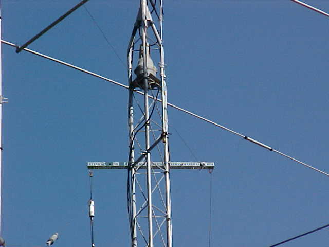 LL antenna on tower2.JPG (21156 bytes)